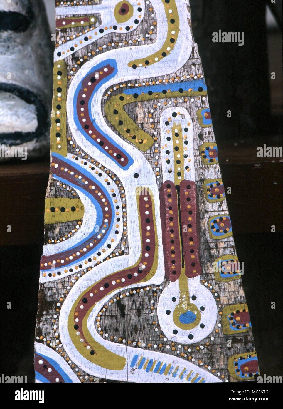 La mitologia Polynesian Polynesian legno verniciatura visualizzato sul ciglio della strada, Tahiti Foto Stock