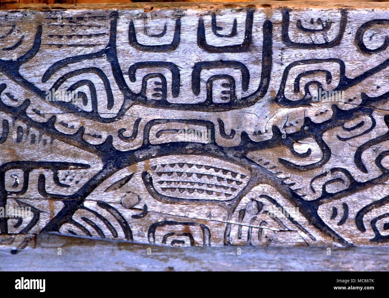 La mitologia Polynesian mitologici e cosmogenetic immagini scolpite in legno sul lato esterno di un matrimonio cerimoniale capanna, in Polinesia Foto Stock