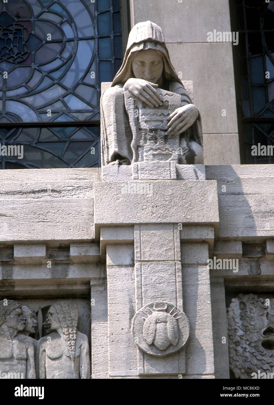 Le previsioni e la profezia di un antico sibyl consultando uno dei libri sibillini. Di seguito è riportato il coleottero del sacro, un simbolo solare dell'antico Egitto. Sulla facciata del Museo Etnografico, a Toronto, Canada Foto Stock