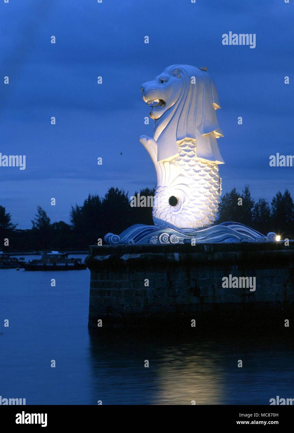 Mostri - Il cosiddetto "erlion' sul molo del porto di Singapore, ormai quasi accettato come un simbolo della colonia Foto Stock