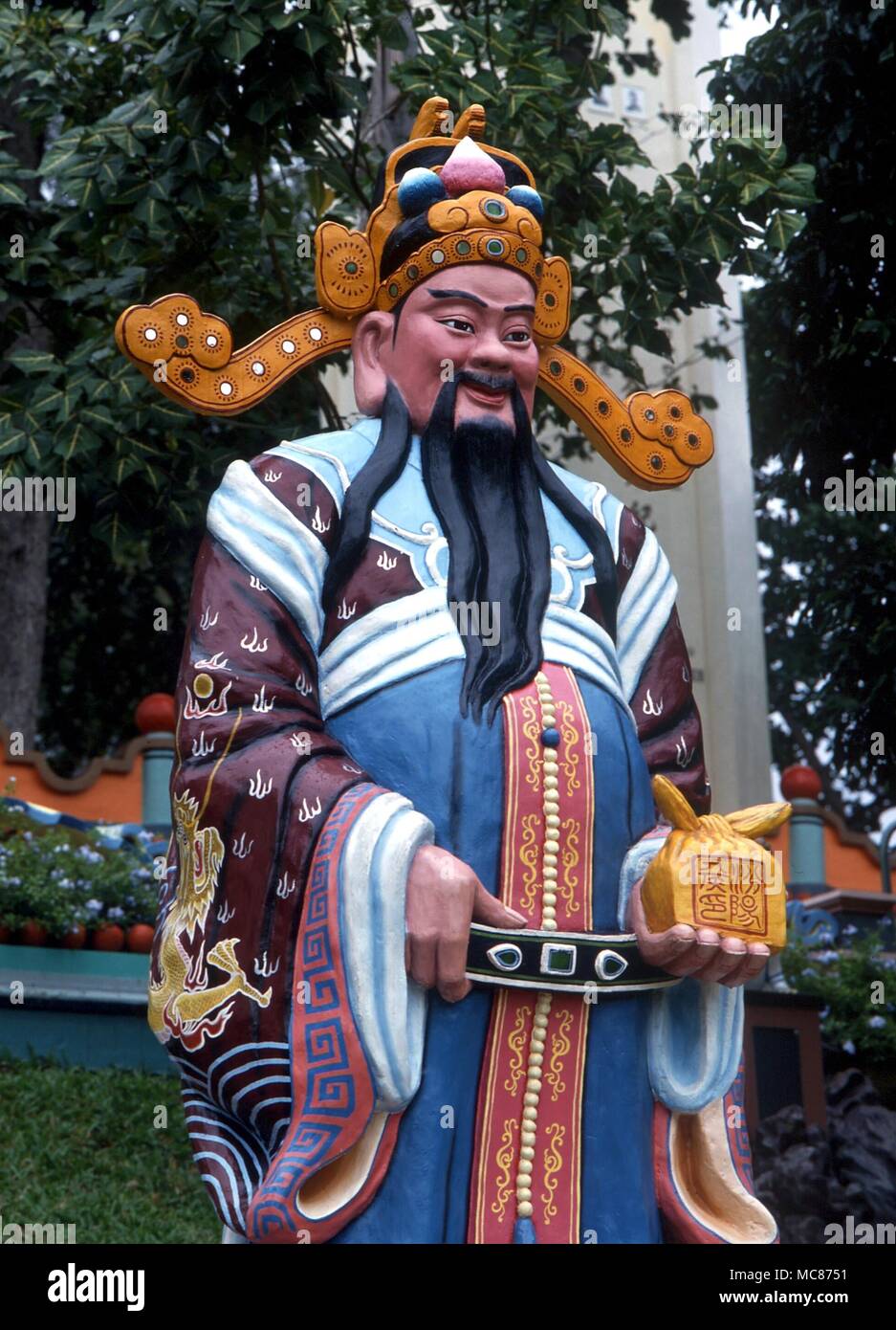 Il taoismo Fu-Hsing, il dio cinese della Felicità (statua da Tiger Balm Gardens, Singapore) è venerata da tutti i Cinesi, indipendentemente dalla religione, ma egli è Taoista in origine Foto Stock