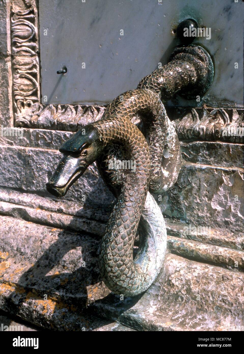 Serpente sulla fontana nella piazza principale di Beaufort-en-Vallee, Francia Foto Stock