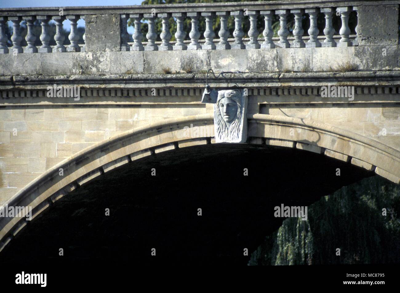 Mitologia egiziana un frammento di mitologia egiziana in Gran Bretagna. Henley Bridge, visto dal lato di Oxford, con la maschera centrale di Iside visibile. Foto Stock