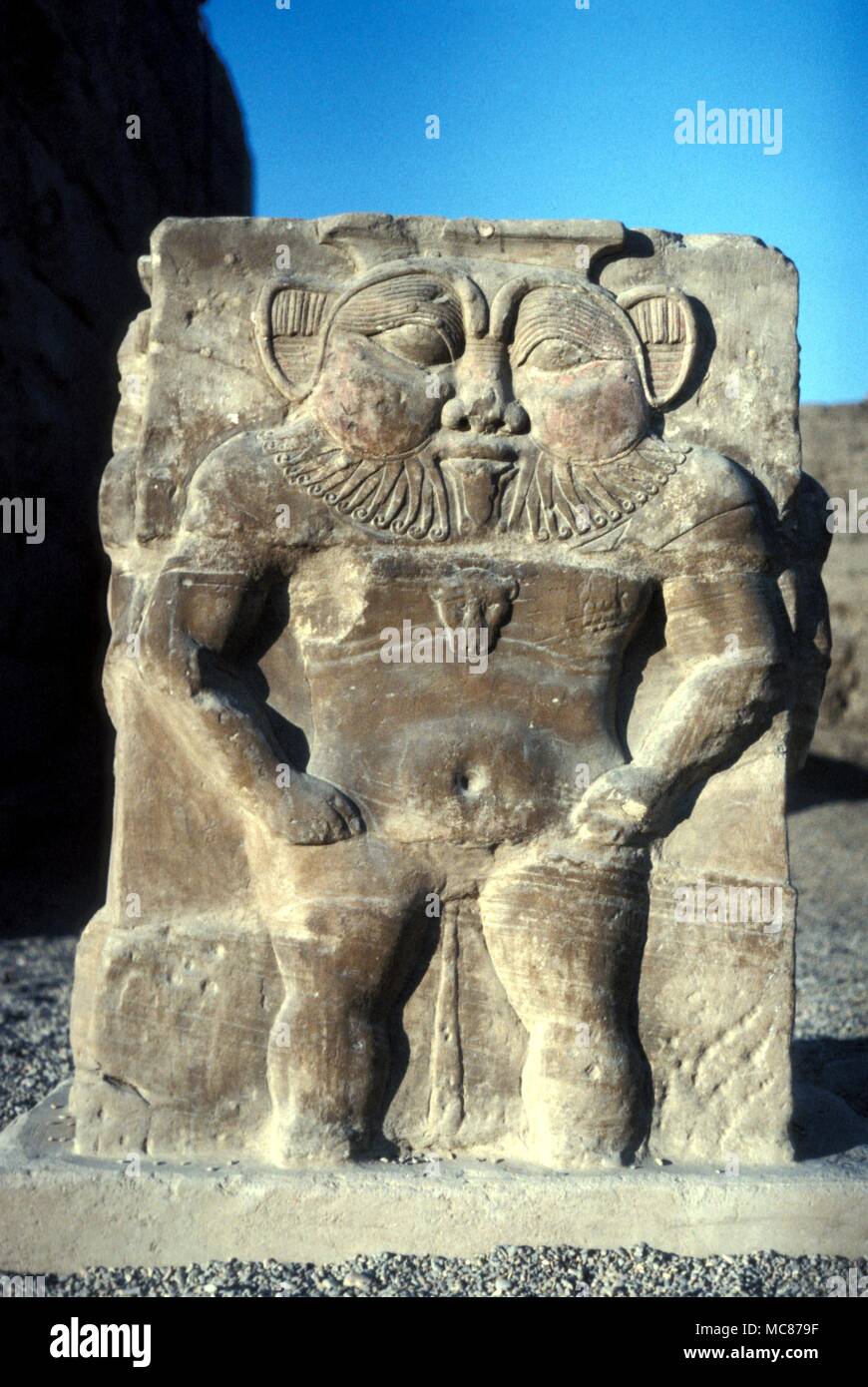 Egizio BES - bassorilievo della egiziano lares domestici o Dio, Bes, che è collegata con la musica e il piacere. Tempio di Hathor Denderah, Egitto. Foto Stock