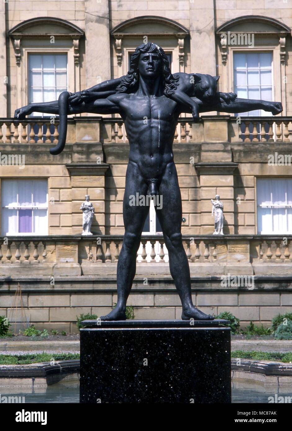 Panther sul retro di Orfeo. Statua in alto dei giardini formali di Harewood House, Leeds Foto Stock