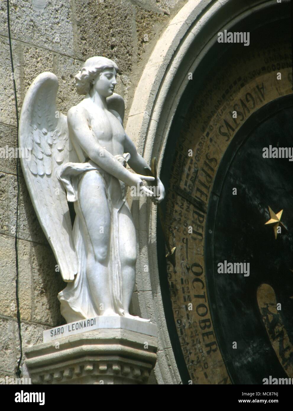 Horlogia e orologi dettaglio dell'Angelo (sottolineando l'ora) sul astrolonomical torre campanaria del Duomo di Messina Sicilia La torre è decorata con zodiac plantary figure giorni della settimana etc Foto Stock