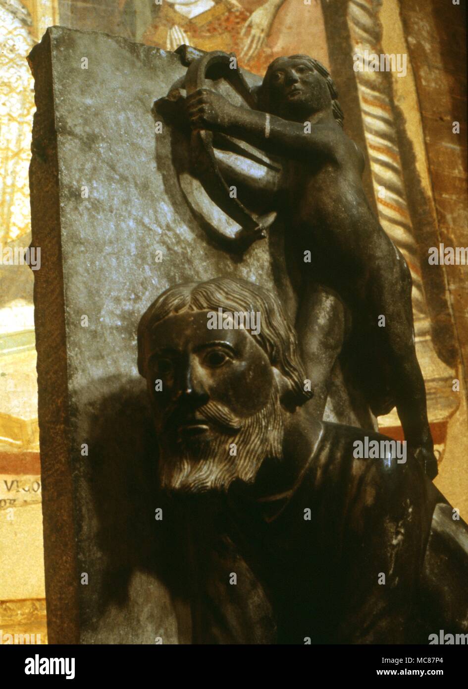 Siti astrologici Battistero di Parma Sagittario free standing statua del segno zodiacale con corrispondente mese attribuito a Antelami tredicesimo secolo Foto Stock