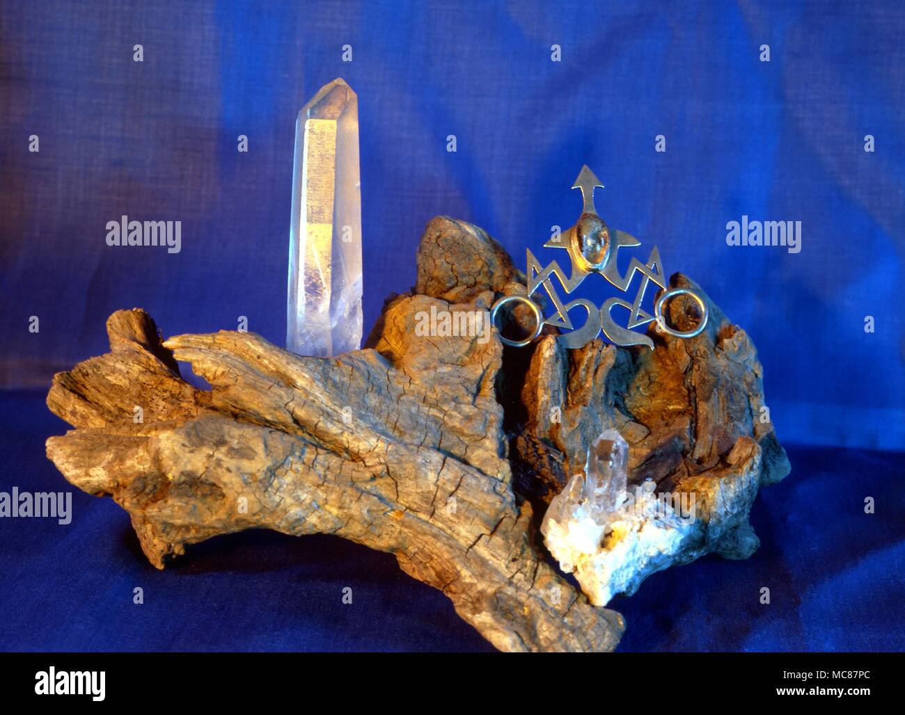 Cristalli cristalli di quarzo sulla corteccia. Il design occulto gioielli viennese è progettato da Rheinhart Emmerling Foto Stock