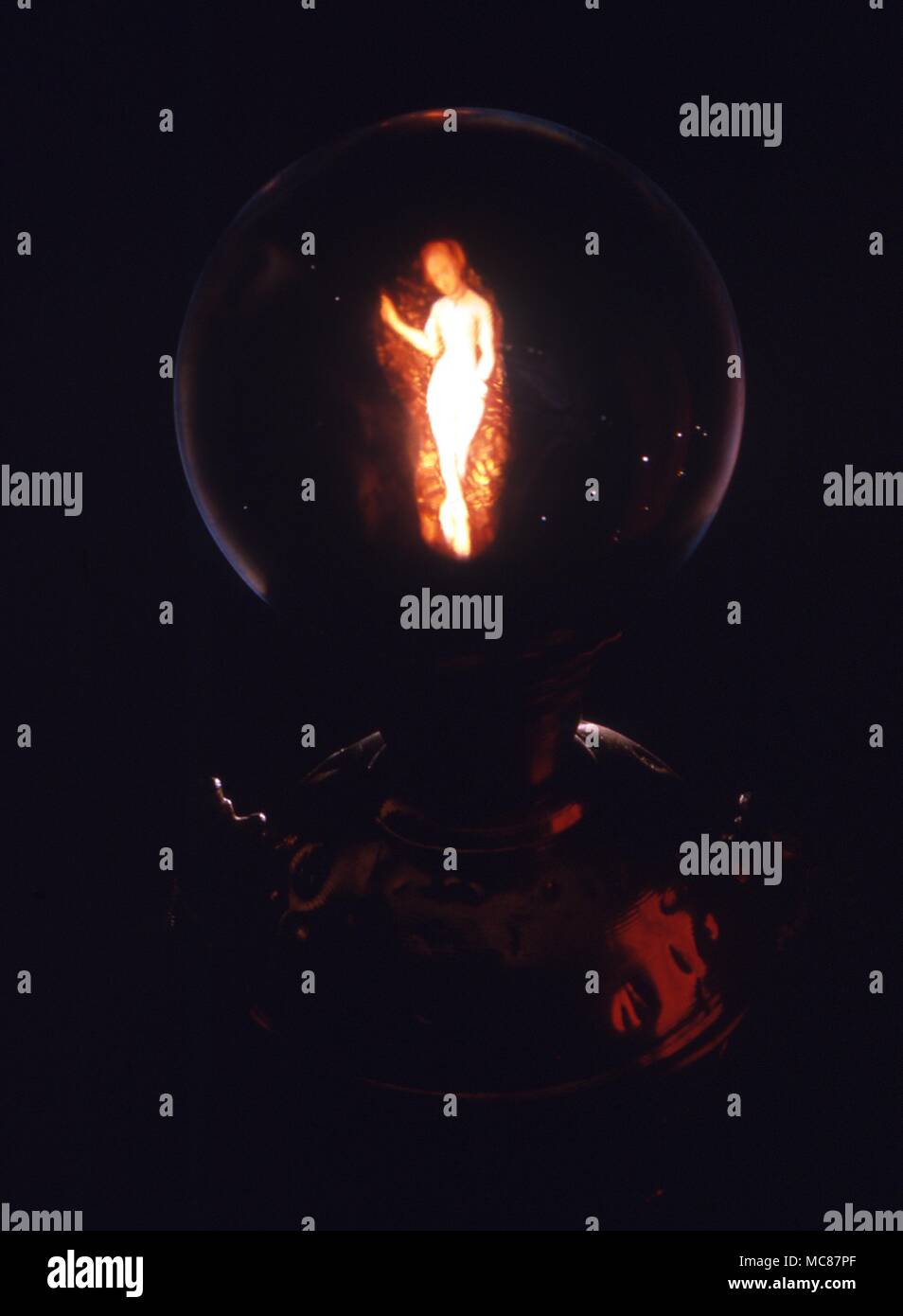 Sfera di cristallo sfera di cristallo con la visione di una testa femminile in realtà una foto di Eva dal pittore Cranach la sfera di cristallo si erge su uno speciale design Arabo titolare Foto Stock