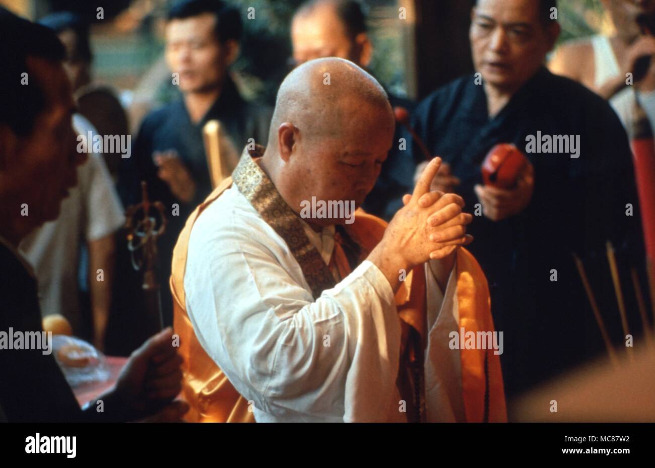 Mitologia cinese cinese fame fantasmi Monaco pregando durante il festival annuale della fame fantasmi in Hong Kong Foto Stock