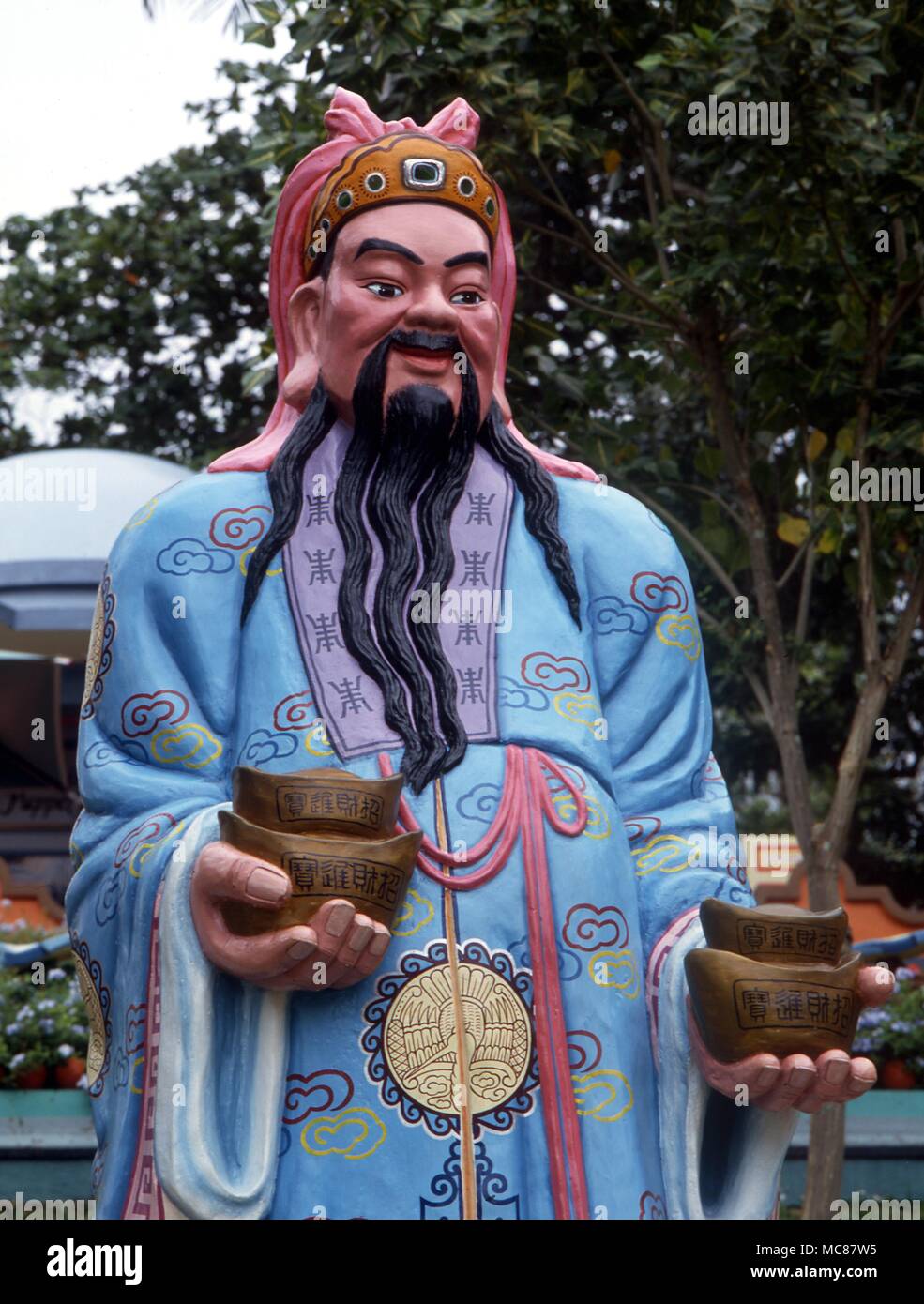 Mitologia cinese Lu Hsing il dio degli stipendi statua in Haw Par Villa Singapore Foto Stock