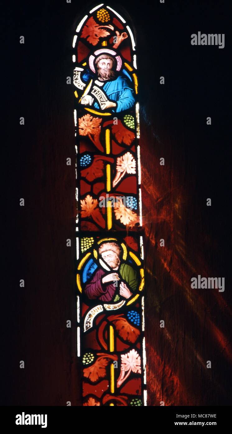 Christian Evangelisti banderolle floreale vetrata nella chiesa parrocchiale di St Mary's Godstone Surrey Foto Stock