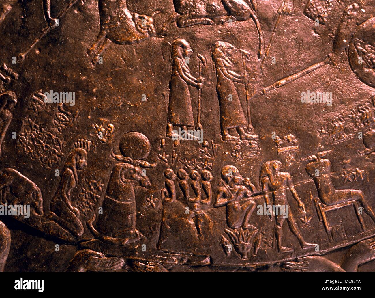 Astrologia egiziana Denderah immagine della Costellazione di Gemini zodiacale come una coppia di letti singoli sacerdoti sul soffitto mappa di costellazione nella camera superiore sul tetto del tempio di Hathor Denderah Foto Stock