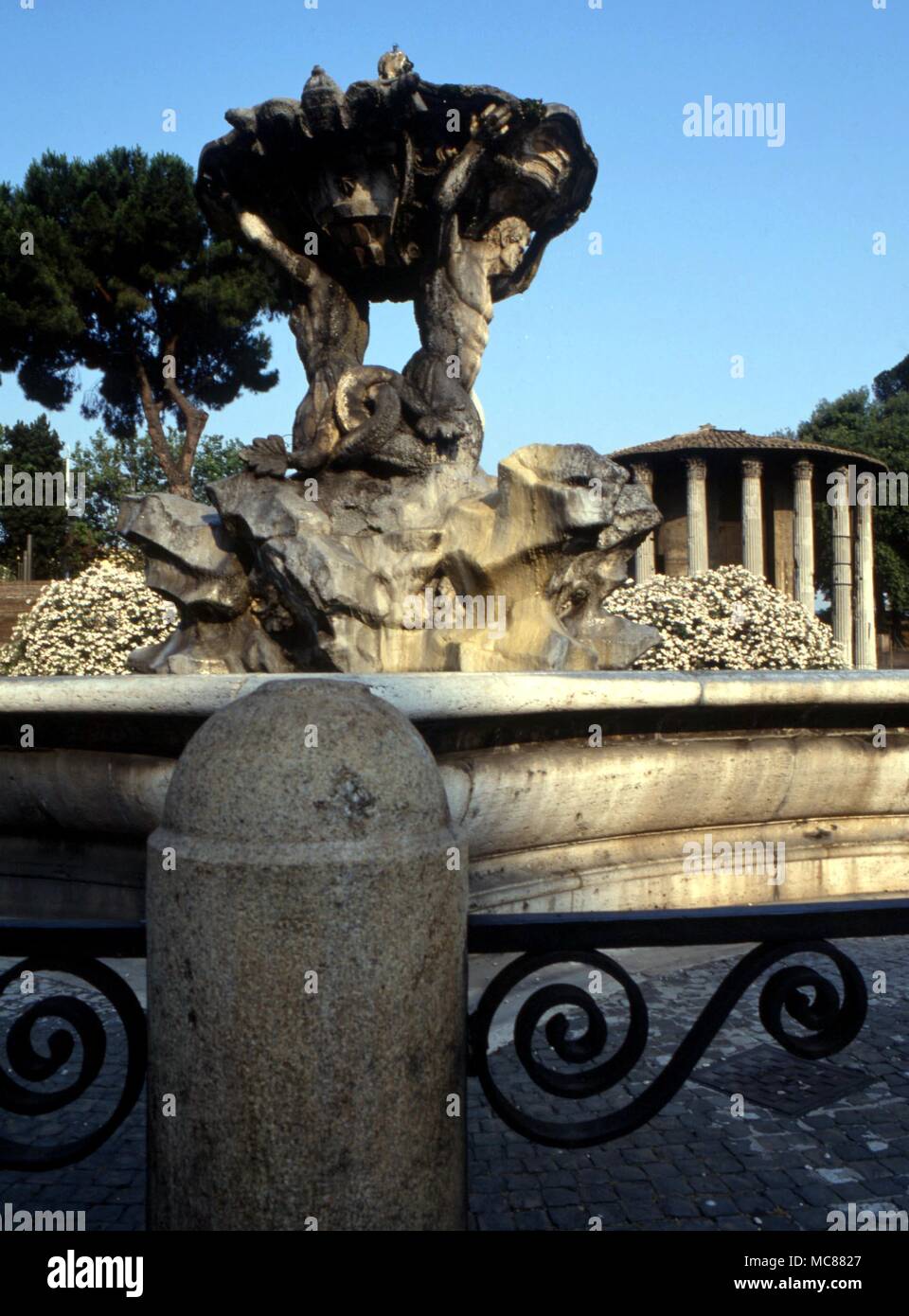 Il cosiddetto tempio di Vesta che è un rotund tempio del primo secolo D.C. Dal XVI secolo è contenuta una miracolosa immagine della Vergine trovata nel Tevere - un altro tempio che è sopravvissuto a causa di che è stato convertito in una chiesa cristiana nel medioevo - il tempio di Ercole - costruita nel I secolo A.C. È stato soprannominato il Tempio di Vesta dai primi archeologi che erano confusi dalla sua forma rotonda; Romani ancora fare riferimento ad esso come il Tempio di Vesta. Foto Stock