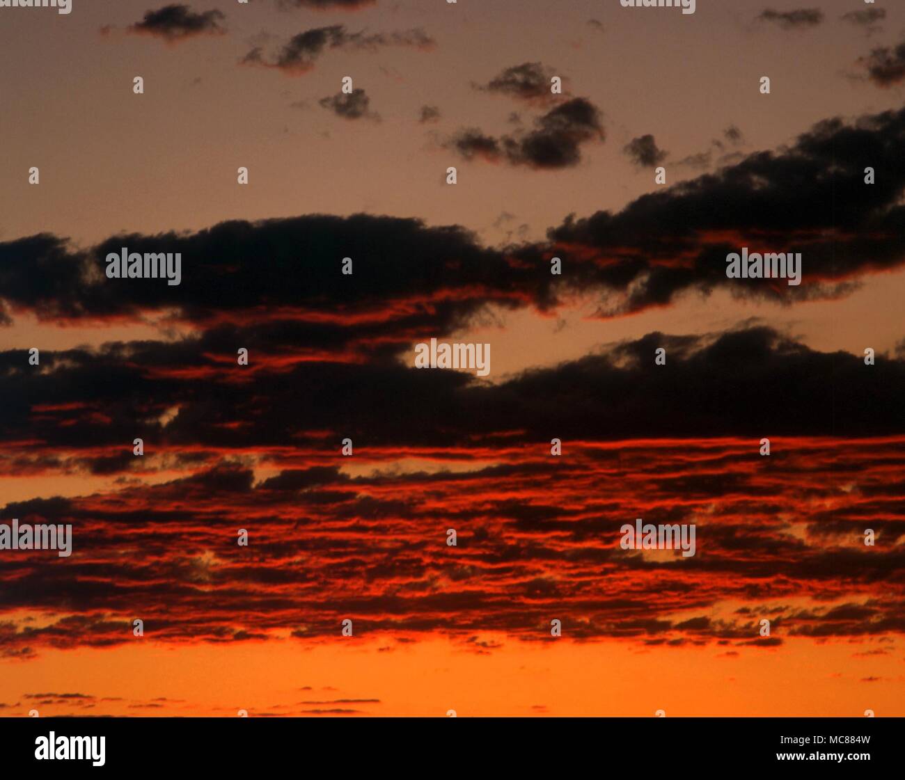 Umori di natura. Rosso Sangue e nuvole al tramonto. Foto Stock