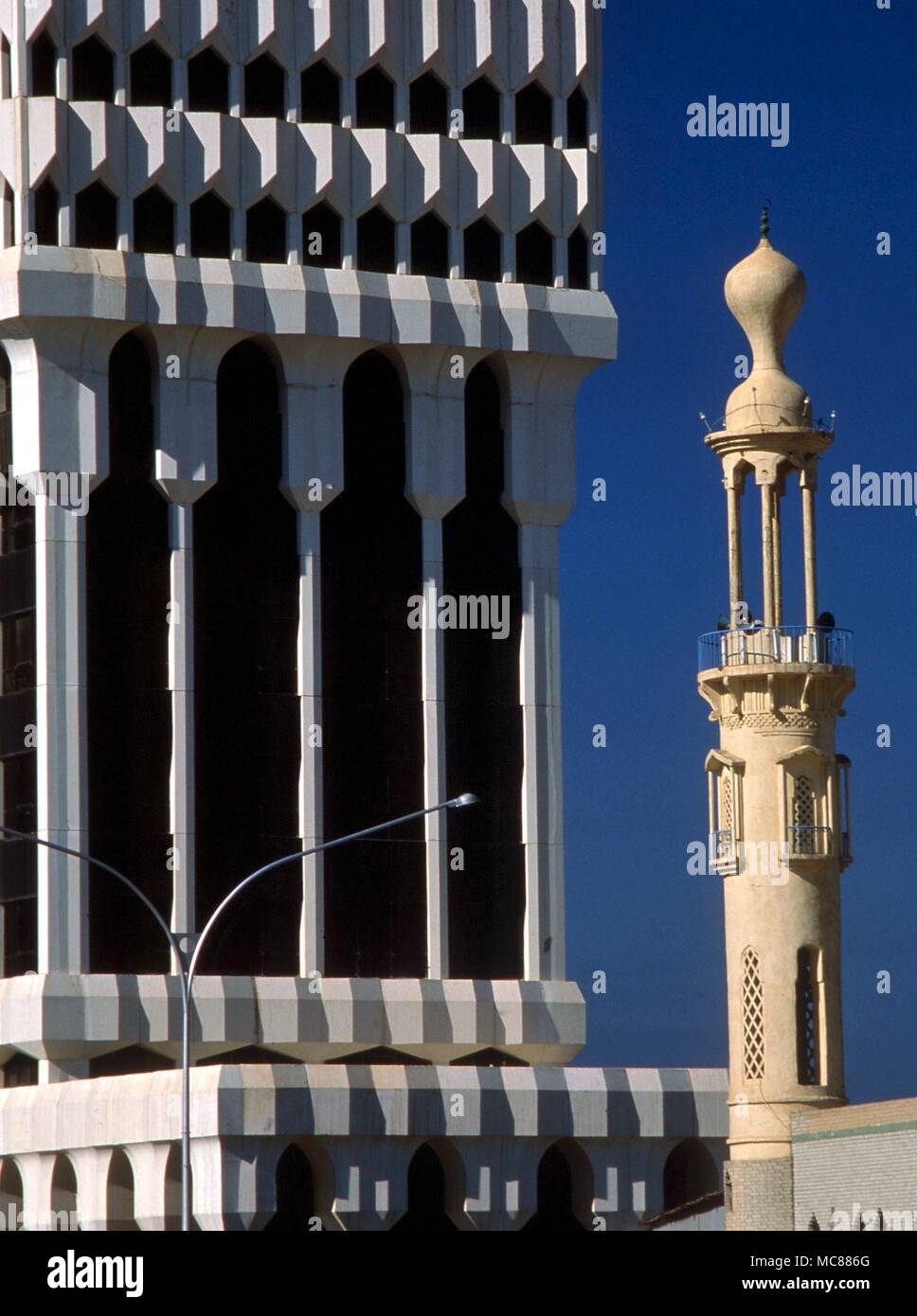 L'islam moschea e banca moderna in Kuwait Foto Stock