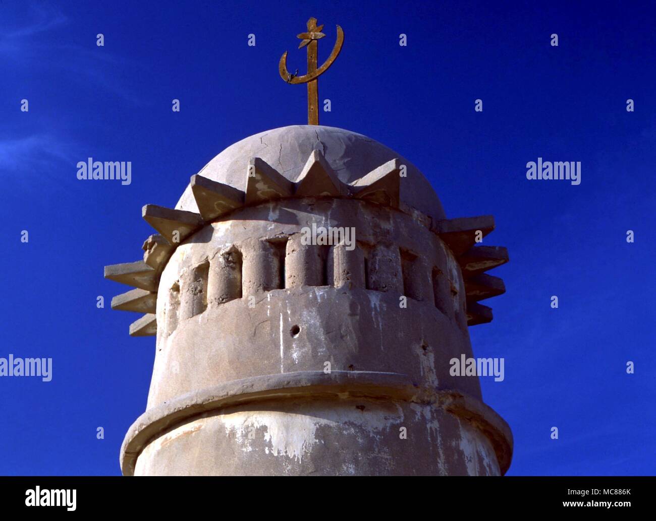 L'ISLAM lunare islamico simbolo sulla cima di una vecchia moschea (fine XVIII secolo) in Kuwait Foto Stock