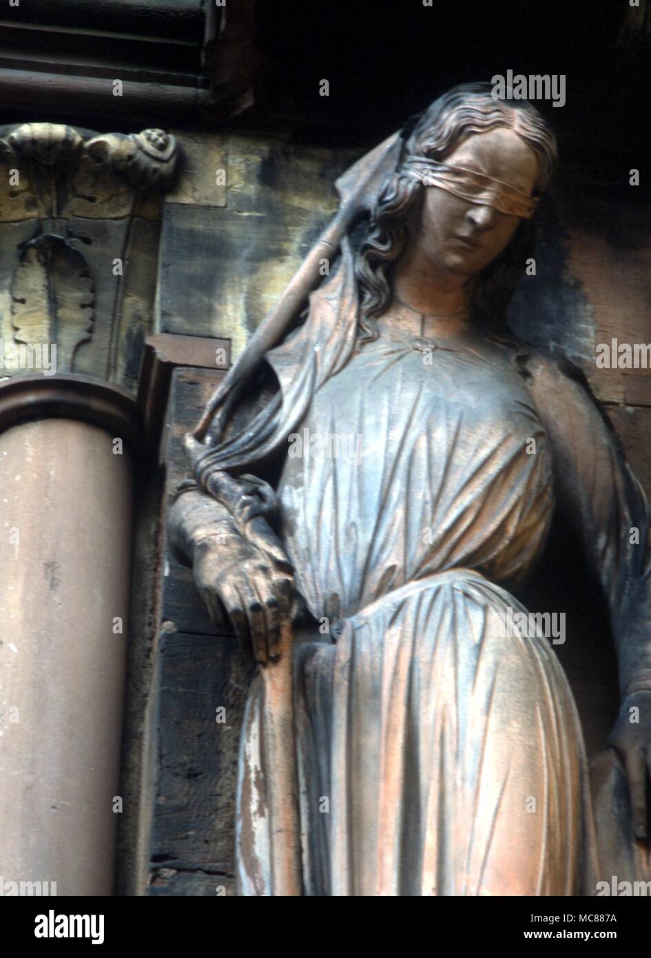 Immagine cristiana di occhi bendati figura nella cattedrale di Strasburgo Foto Stock