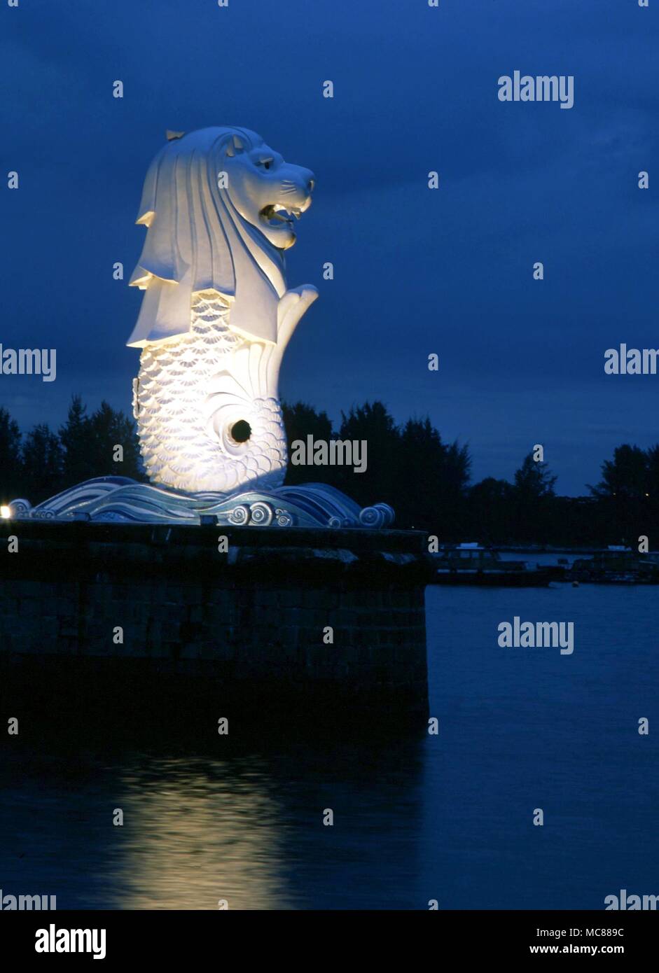 MERMAID il curioso 'Merlion' che è diventata il simbolo di Singapore. Statua su una delle porte del porto a Singapore Foto Stock