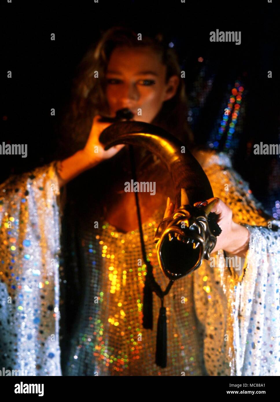 La stregoneria ragazza soffia uno sciamano tromba realizzato a partire da un animale in corno. Il blowpiece e bell erano scolpito e intagliato da Graham Fenn-Edwards Foto Stock