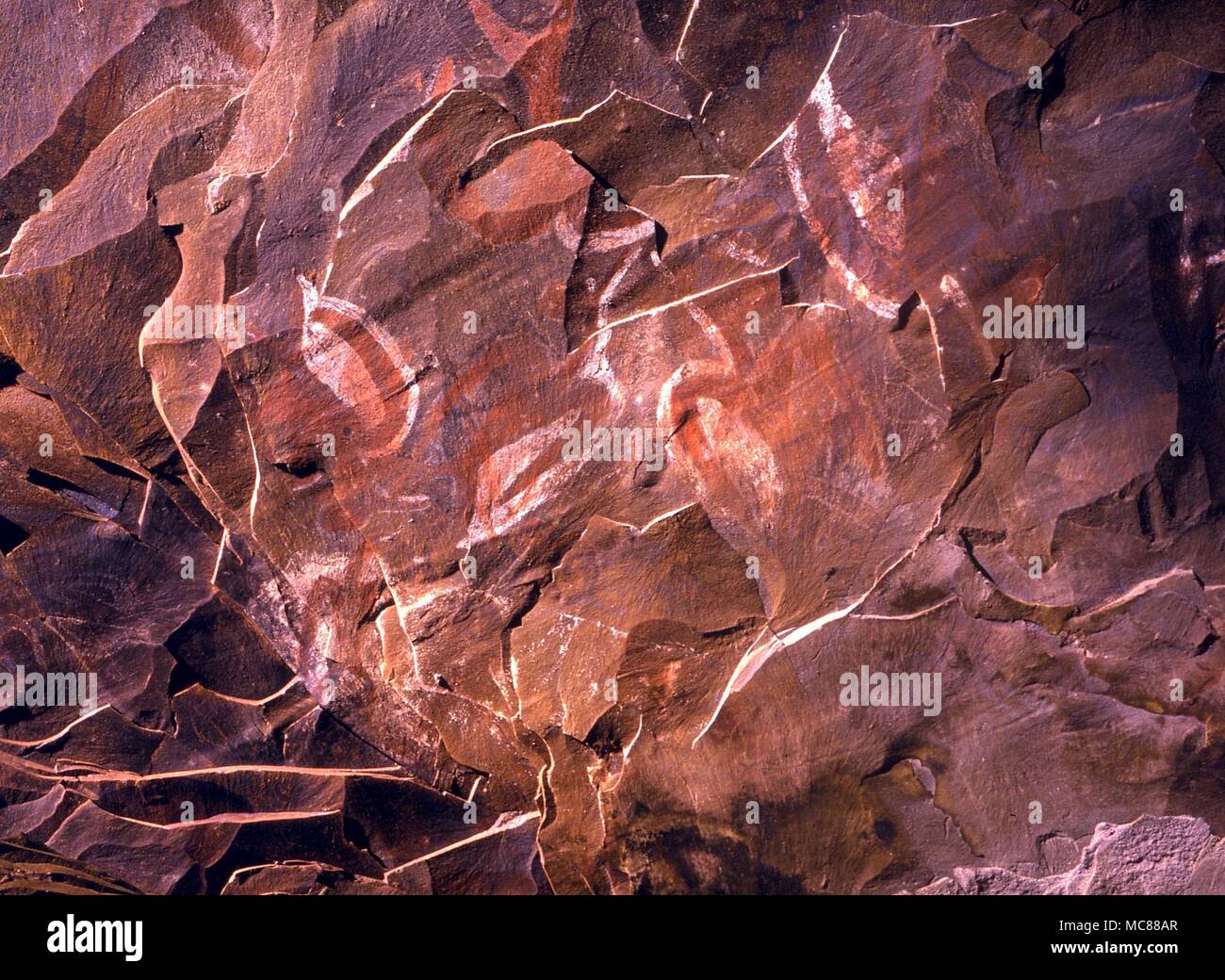 I dipinti rupestri dipinti sul muro di una delle sacre mare grotte dell'Isola di Pasqua. Data sconosciuta Foto Stock