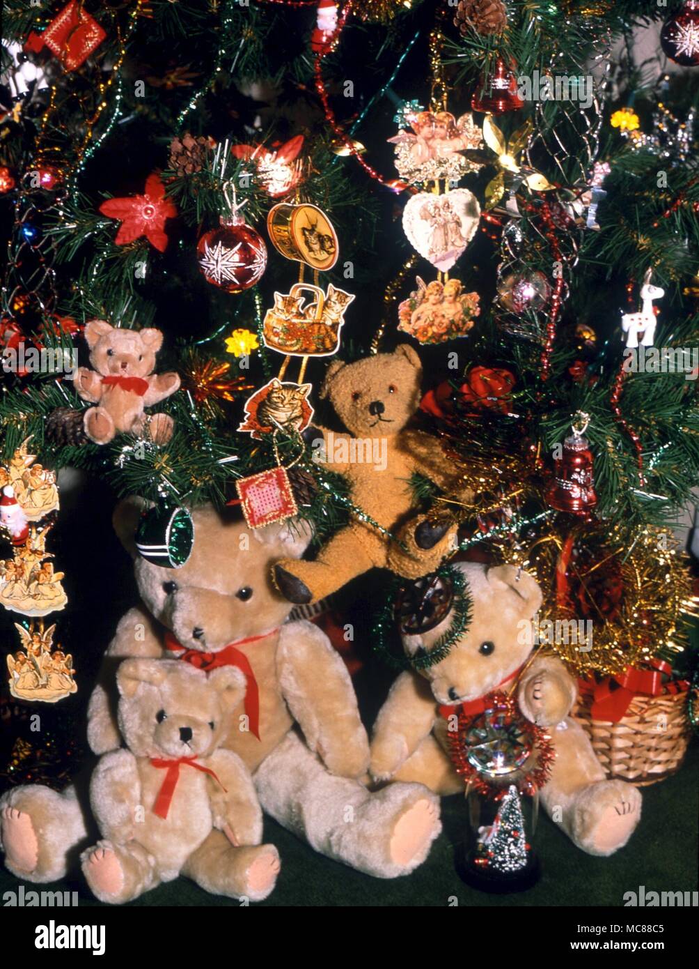 Addobbi per l'albero di Natale con un numero di orsetti di peluche Foto  stock - Alamy