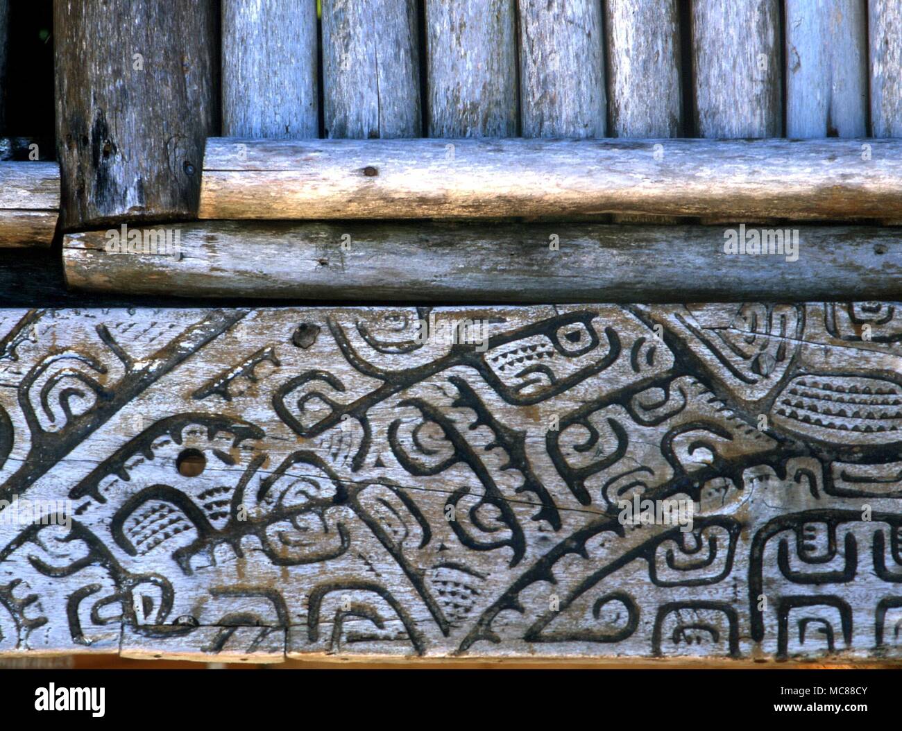 La mitologia Polynesian mitologici e cosmogenetic immagini scolpite in legno sul lato esterno di un cerimoniale capanna di matrimonio in Polinesia Foto Stock