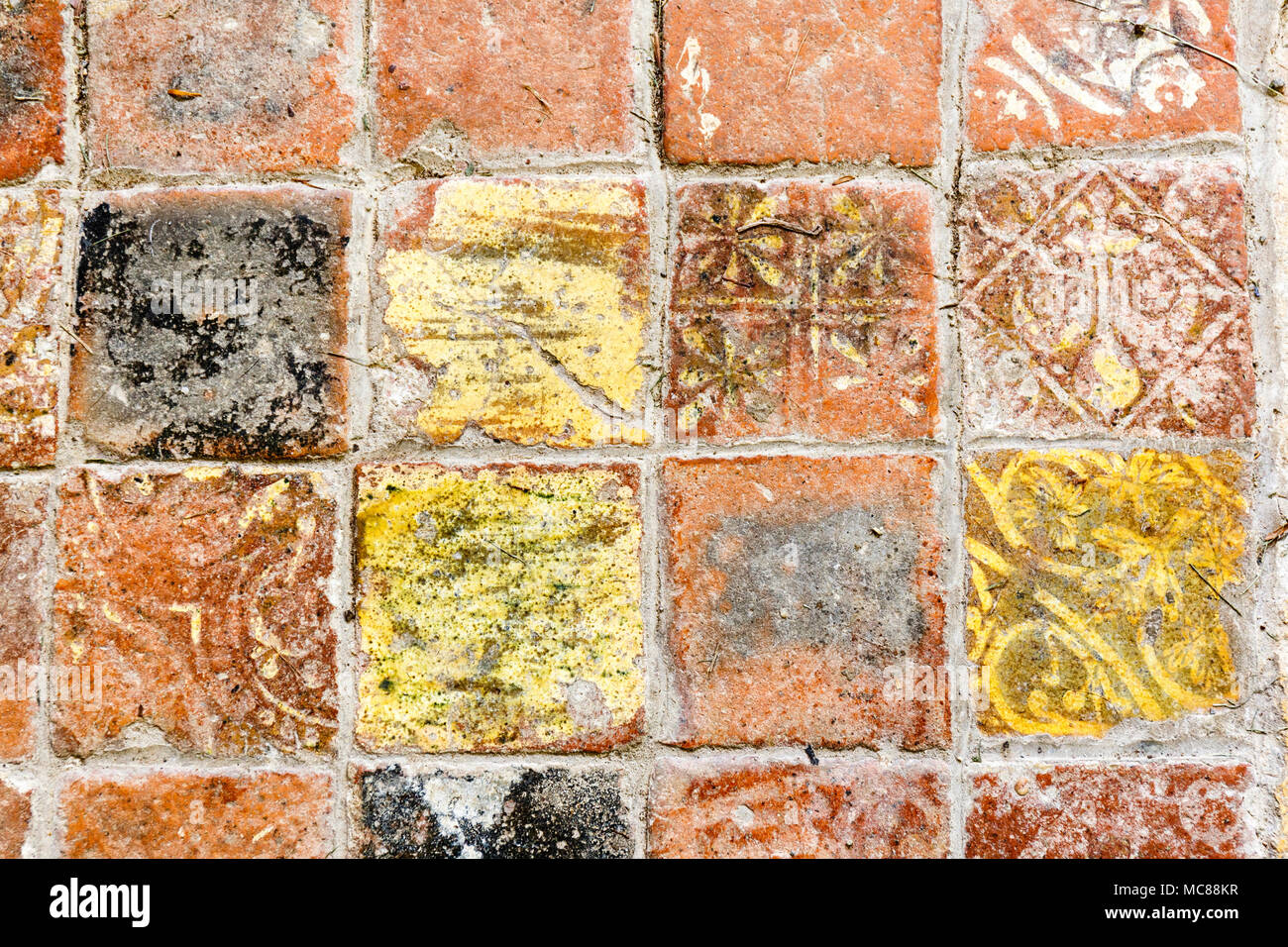 Hailes chiesa normanna. Pavimento medievale piastrelle probabilmente recuperati dal demolito Hailes Abbazia durante la dissoluzione del Monateries Foto Stock