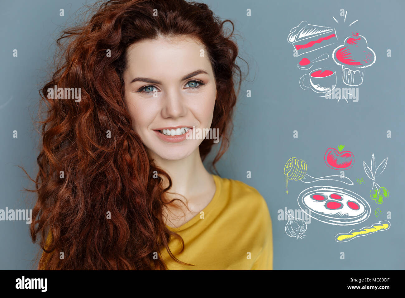 Giovane cuoco sorridere mentre pensando a cucinare il cibo gustoso Foto Stock Giovane cuoco sorridere mentre pensando a cucinare il cibo gustoso Foto Stock