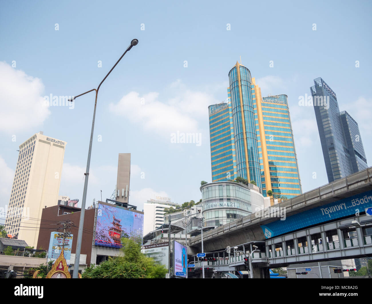 Il grande punto di centro edificio e morsetto 21 shopping centre in Sukhumvit Road di Bangkok in Thailandia Foto Stock