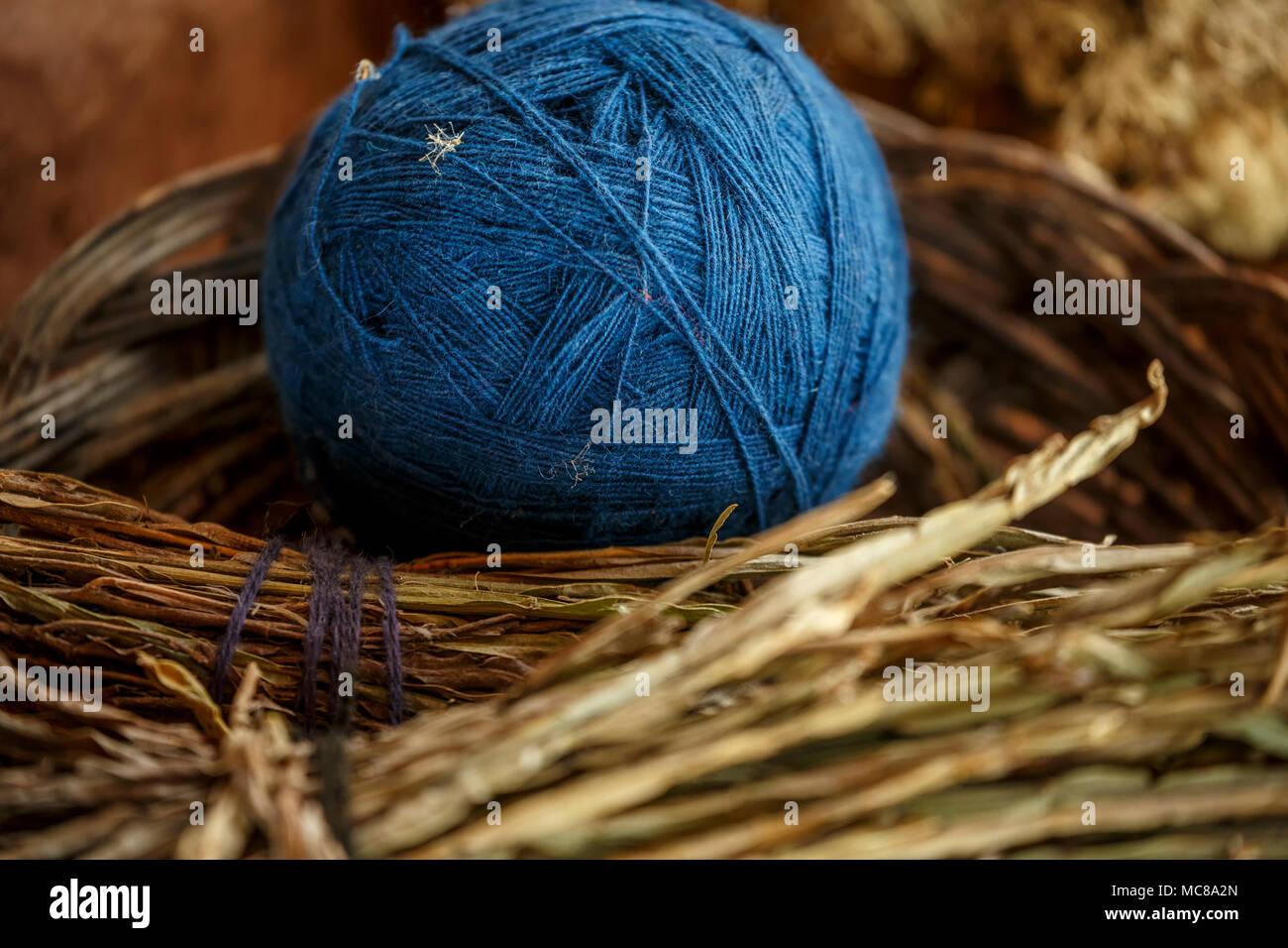 Sfera blu di lana e degli ingredienti utilizzati per creare il colore, El Balcon del Inka, Chinchero, Cusco, Perù Foto Stock