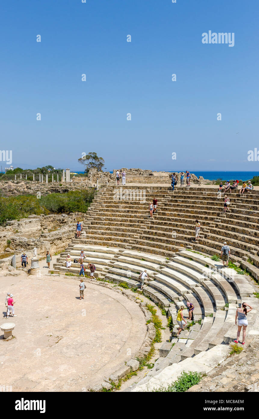 I turisti che visitano l'antico anfiteatro a Salamina sulla costa orientale di Cipro. Foto Stock