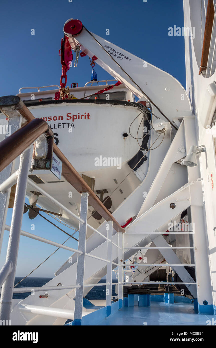 Scialuppa di salvataggio su Thomson Spirit, Crociera Foto Stock