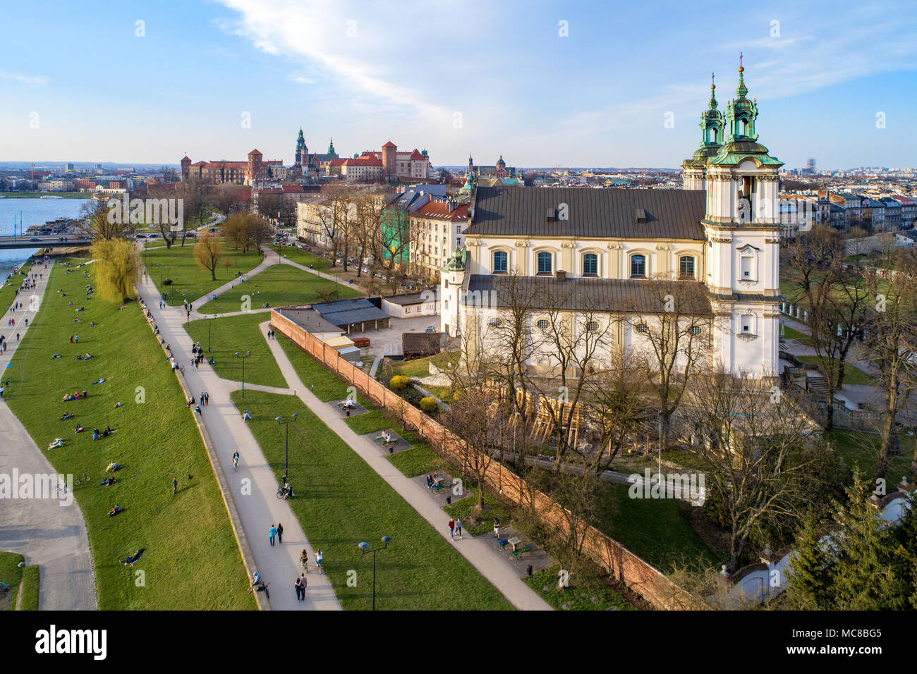 Cracovia in Polonia. Città vecchia skyline, monastero Paulinite Skalka, chiesa, lungi vista della cattedrale di Wawel e al castello, fiume Vistola. Le persone che si godono la molla sul Foto Stock