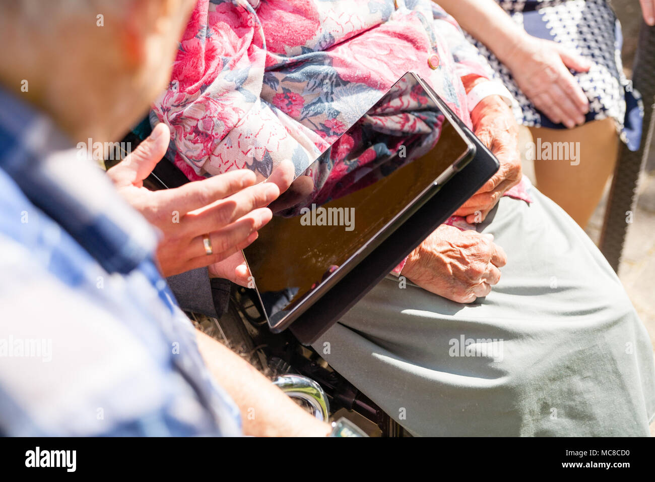 Old womans è avente dispositivo indossabile smart guardare in casa di cura Casa di pensionamento. Medico spiegare tecnologie Foto Stock