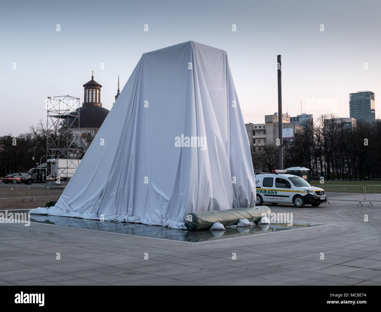 Monumento alle vittime del Smolensk aereo Crash prima di inaugurazione ufficiale, Varsavia, Polonia Foto Stock