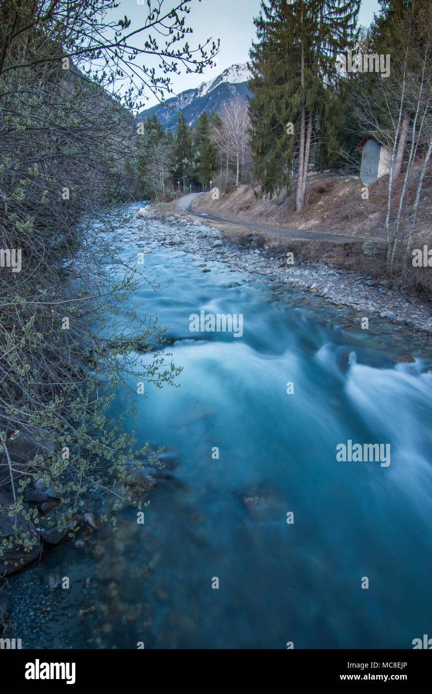 L'acqua che scorre nel fiume di montagna Foto Stock
