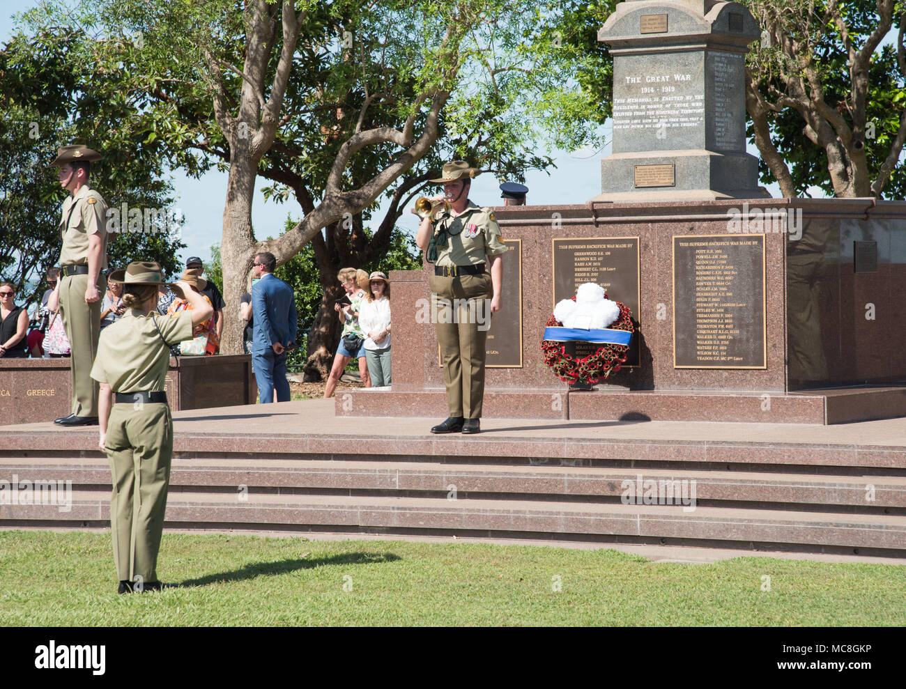 Darwin,NT,Australia-April 10,2018: forze armate con trumpeter presso il Cenotafio Memoriale di guerra per il Principe Charles royal visita a Darwin, in Australia Foto Stock