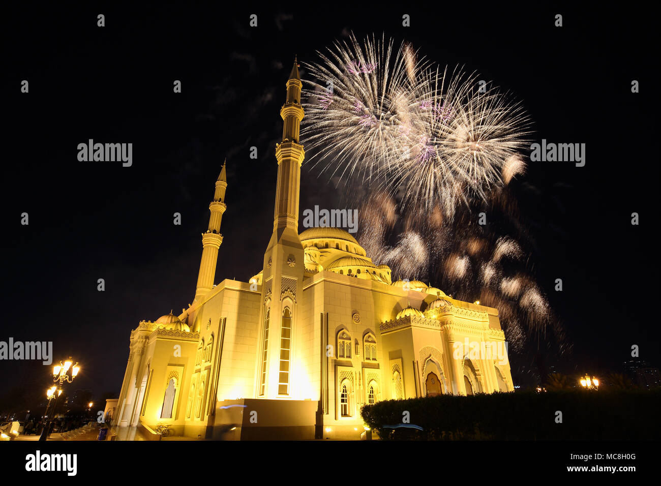 Una celebrazione del ramadan di fuochi d'artificio a una moschea in Sharjah Emirati arabi uniti Foto Stock