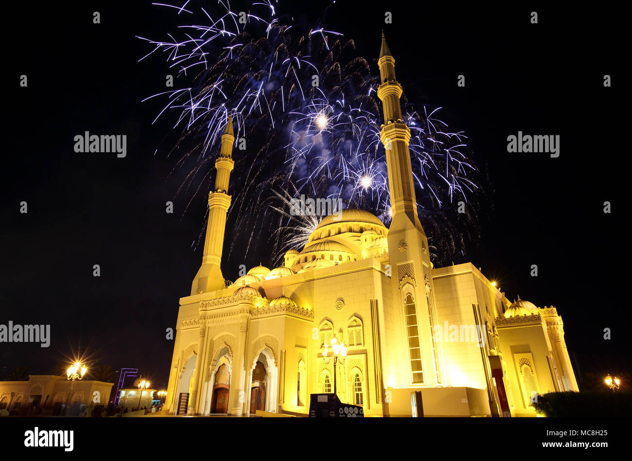 Una celebrazione del ramadan di fuochi d'artificio a una moschea in Sharjah Emirati arabi uniti Foto Stock