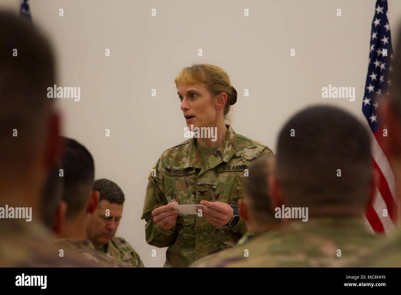 US Army Col. Jean Henderson, comandante del teatro 505th Tactical vigili del segnale, parla ai suoi soldati del 319Expeditionary Battaglione di segnale, segnale 505th brigata, 335a comando segnale [Theatre], sulle varie realizzazioni che hanno fatto mentre distribuito a nord di Fort Hood in Texas, il 24 marzo 2018. I soldati del 319 ESB ha lavorato per un anno per migliorare le comunicazioni e il treno a fianco agli alleati dell'America in tutta l Africa noi comando. Foto Stock