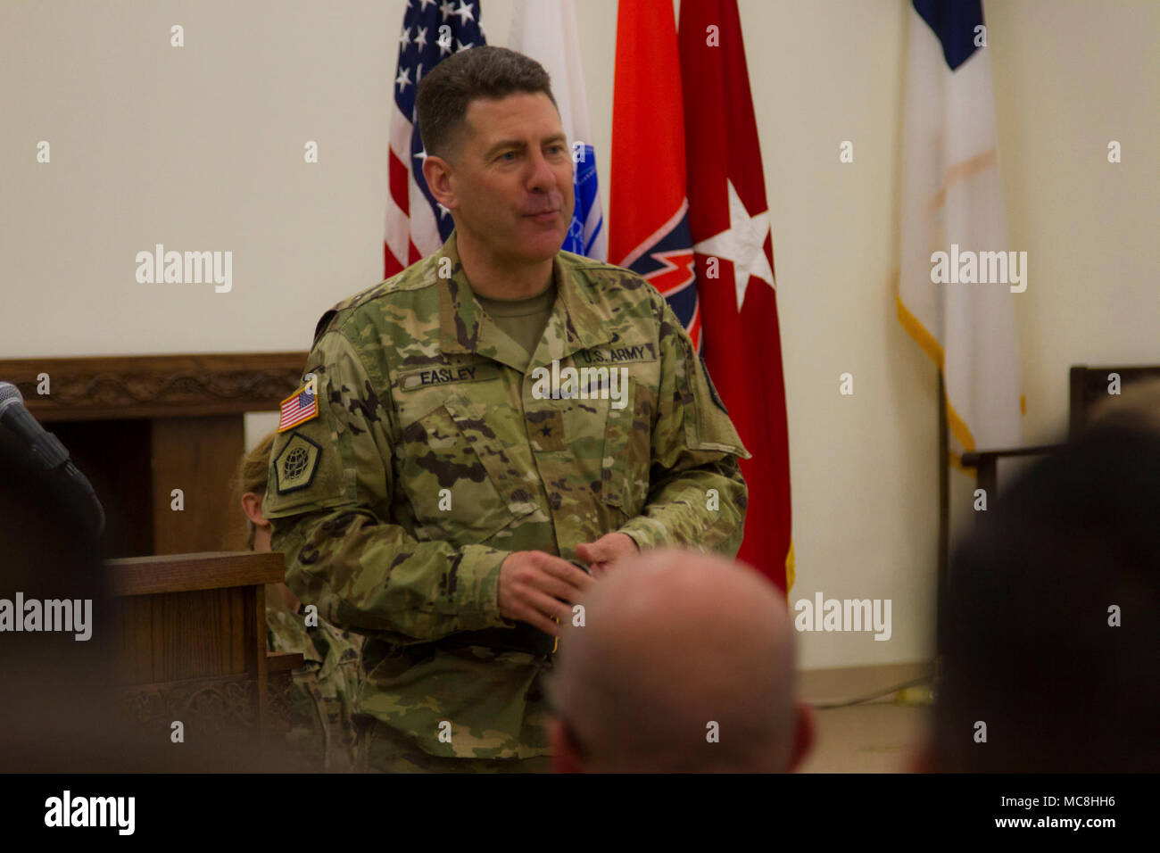 US Army Brig. Gen. Matteo Easley Brig. Gen. Matteo Easley, vice comandante generale supporto del segnale 335il comando [Theatre], accoglie i soldati del 319Expeditionary Battaglione di segnale, segnale 505th brigata, 335a comando segnale [Theatre], a casa con un discorso di incitamento per un lavoro ben fatto a nord di Fort Hood in Texas, il 24 marzo 2018. Le 319 ESB è servito un anno nel Corno d Africa l apprendimento e l insegnamento di alleati nuova cyber Warfare e le tecniche di sicurezza per rafforzare le comunicazioni tra America e i suoi alleati africani. Foto Stock