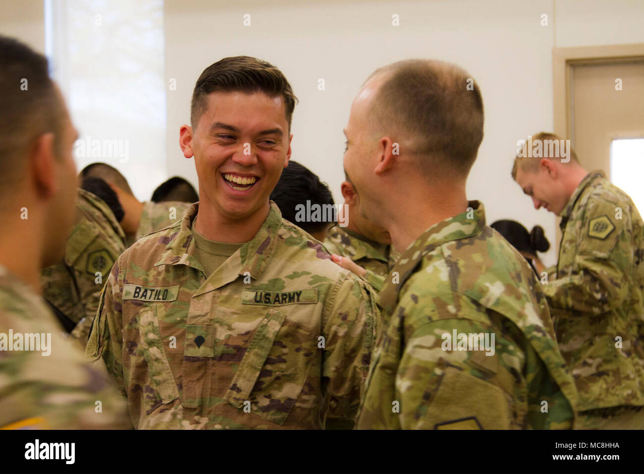 US Army Spc. Alexander Bastilo, una trasmissione multicanale systems operator-maintainer con la società B, 319Expeditionary Battaglione di segnale, segnale 505th brigata, 335a comando segnale [Theatre], ride un ultima volta prima di uscire a "Benvenuti a casa" cerimonia di premiazione che si terrà a nome del battaglione a nord di Fort Hood in Texas, il 24 marzo 2018. Questo studente a tempo pieno trasferimento alla Pennsylvania State University questo imminente primavera appena completato un mese 12 distribuzione per il Corno d Africa assieme ai compagni soldati del 319 ESB. Insieme hanno migliorato la comunicazione con e per l'America un africano Foto Stock