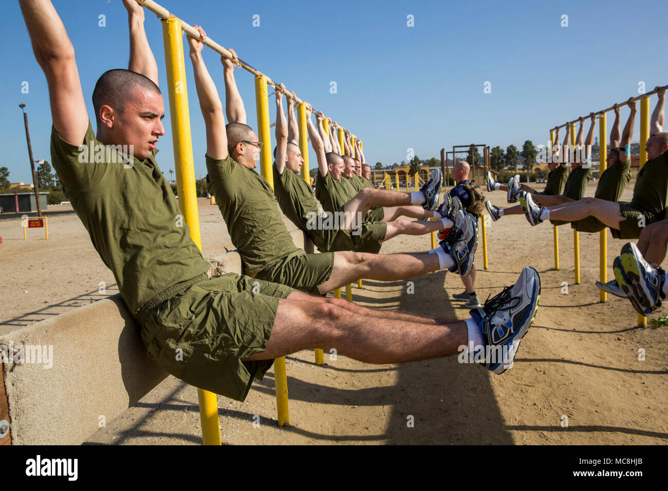 Reclute da Mike Company, 3a reclutare battaglione di formazione, eseguire la gamba si solleva durante un corso di circuito a Marine Corps reclute deposito a San Diego, Marzo 26. Ciascuna stazione sfidati reclute per mettere via il massimo sforzo al fine di ottenere il massimo da ogni esercizio. Ogni anno più di 17.000 maschi assunti dal settore occidentale della regione di reclutamento sono addestrati a MCRD San Diego. Mike Azienda si laureino Giugno 15. Foto Stock