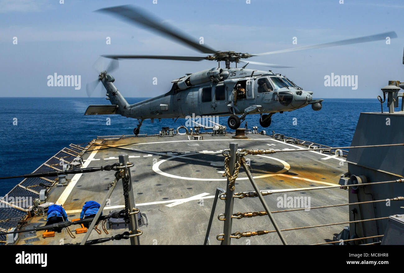 Stati Uniti 5TH FLOTTA AREA DI OPERAZIONI (28 marzo 2018) un MH-60S Sea Hawk assegnato al mare in elicottero Combat Squadron 28 (HSC-28) atterra sul ponte di volo dell'Arleigh Burke-class guidato-missile destroyer USS Laboon (DDG 58). Laboon, home-trasferito nella stazione navale di Norfolk, è negli Stati Uniti Quinta Flotta area di operazioni a sostegno della sicurezza marittima operazioni per rassicurare gli alleati e partner e preservare la libertà di navigazione e il libero flusso di commercio nella regione. Foto Stock