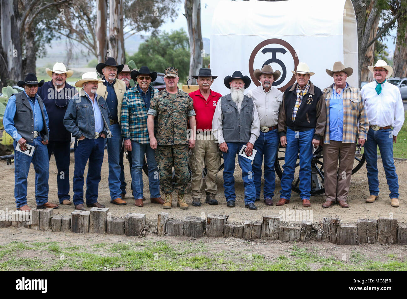 I partecipanti posano per una foto di gruppo all inaugurazione di un 1890 Conestoga wagon presso la Santa Margarita Ranch House su Camp Pendleton, California, 2 aprile 2018. Il carro, donati da CPHS e lavorati da pensionati U. S. Esercito Lt.Col. Andy Brochu, master wheelwright, sostituisce quella presentata al comandante generale di Camp Pendleton nel 1987 dal Padre Juniper Serra piloti in apprezzamento per preservare il Western Heritage del rancho. Foto Stock