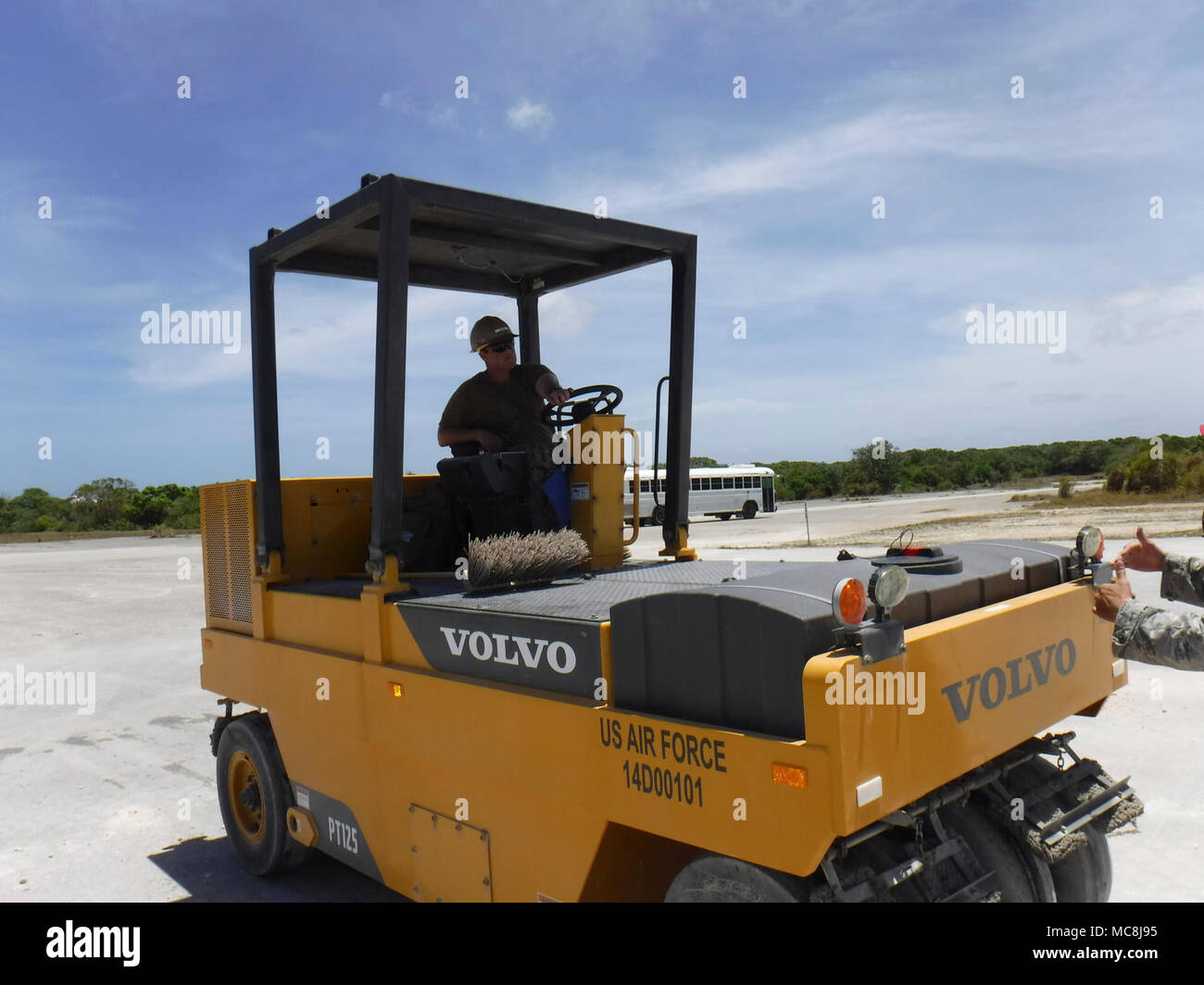 NORTHWEST FEILD, Guam (25 marzo 2018) Costruzione elettricista Constructionman Adam Baehr, assegnato alla Naval Mobile Battaglione di costruzione (NMCB) 11, Distacco Guam, aziona un rullo di pneumatici da asfalto compatto patch durante una joint-esercizio di servizio con la forza aerea concentrandosi sulla aviosuperficie rapida riparazione danni. NMCB-11 è distribuito per eseguire la costruzione, umanitari e di assistenza estera, il teatro e la cooperazione in materia di sicurezza nel VII flotta area di operazioni. Foto Stock