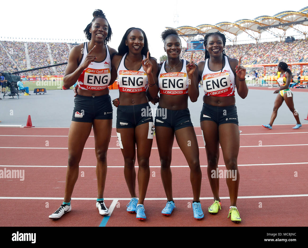 Inghilterra (sinistra-destra) Lorraine Ugen, Bianca Williams, Dina Asher-Smith e Asha Philip celebrare vincere l'oro nel femminile 4x100m finale allo stadio di Carrara durante il giorno dieci del 2018 Giochi del Commonwealth in Gold Coast, Australia. Foto Stock