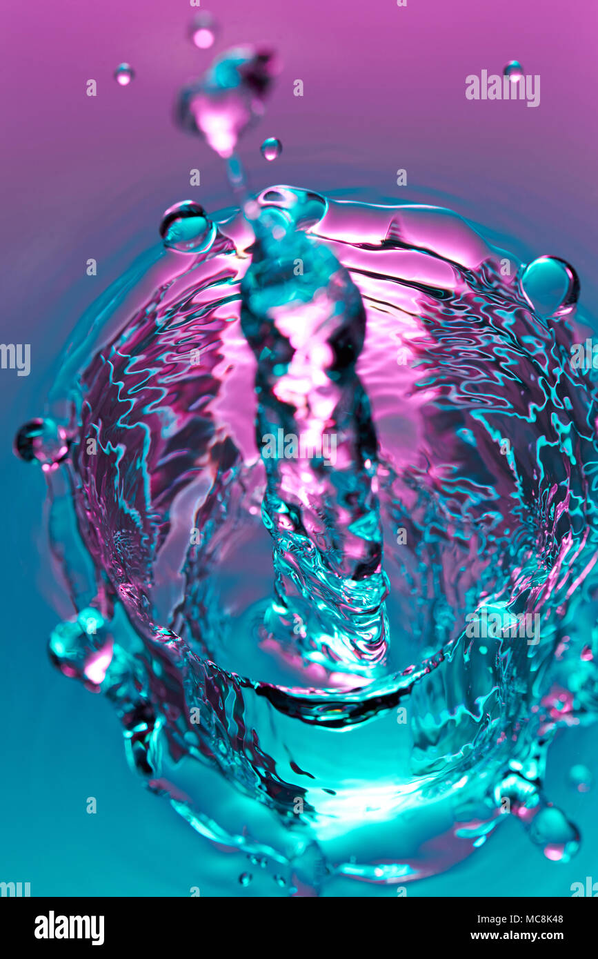 Crystal clear acqua congelata colorato splash. Liquido di astratta di sfondo Foto Stock
