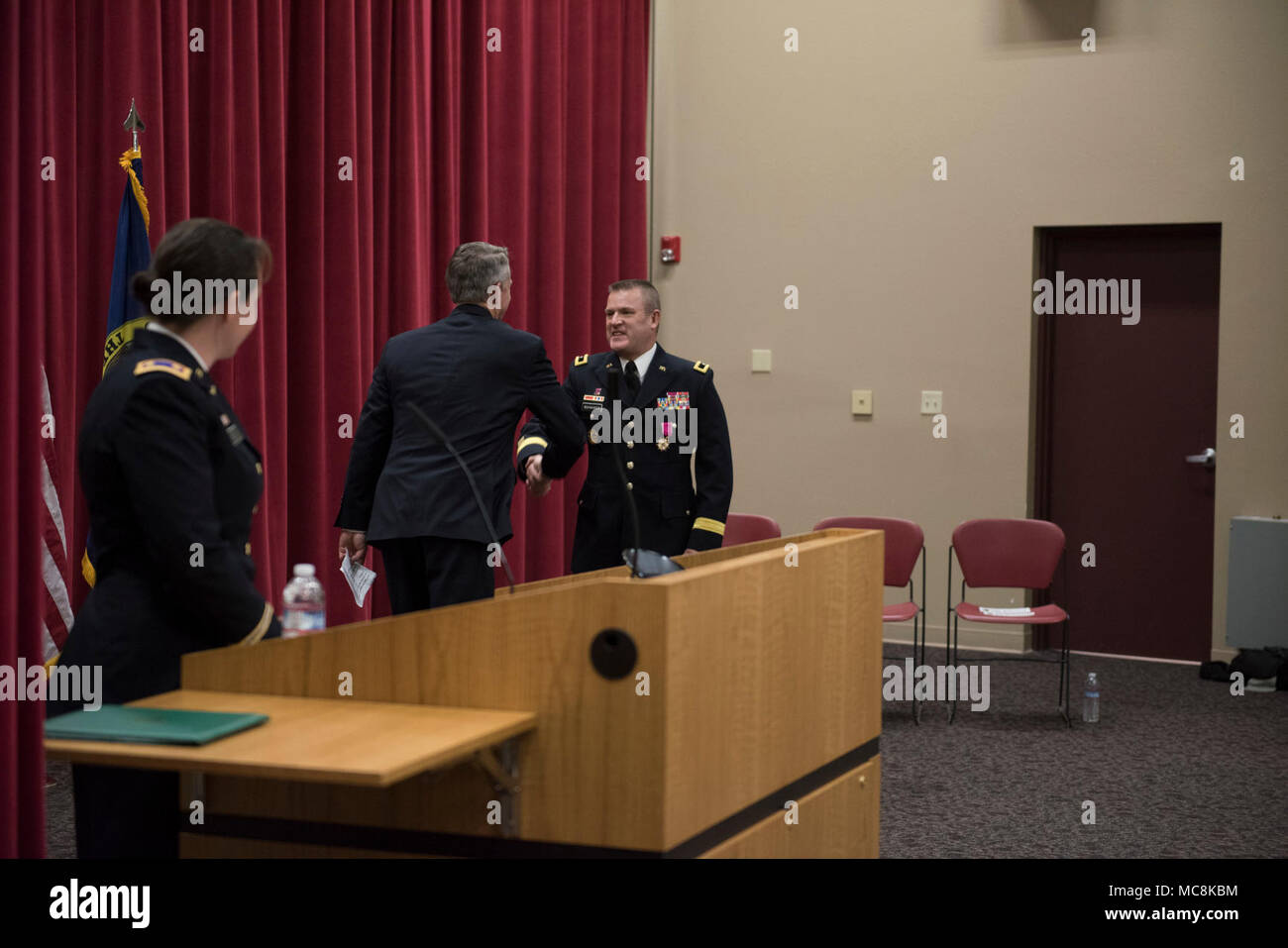 Il Brigadiere Generale Farin D. Schwartz è giurato in da Idaho luogotenente governatore Brad poco Marzo 29, 2018 a Campo Gowen Boise, Idaho. General Schwartz è il comandante dell'esercito Idaho National Guard come pure i membri Assistant aiutante General-Army. Foto Stock